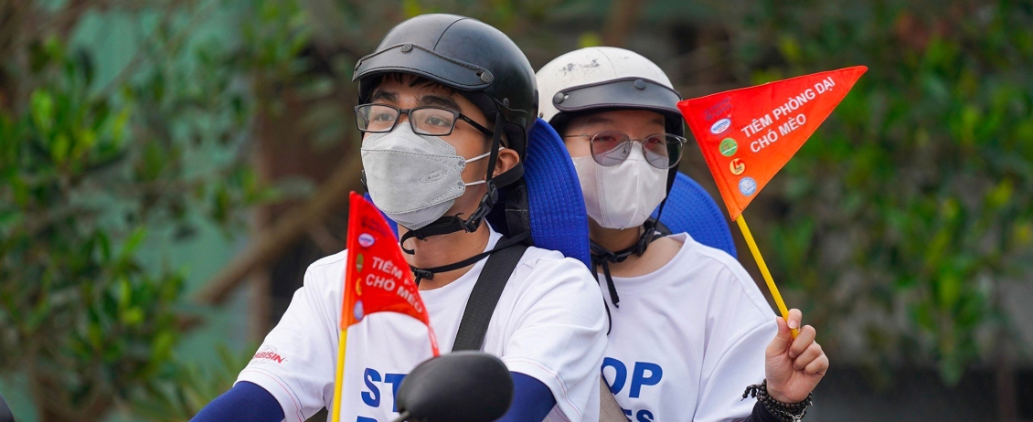 Ragazzi orientali che manifestano contro la Rabbia nel mondo