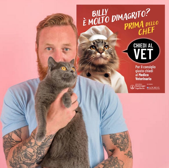 Proprietario con il suo gatto davanti al poster Chiedi al Vet